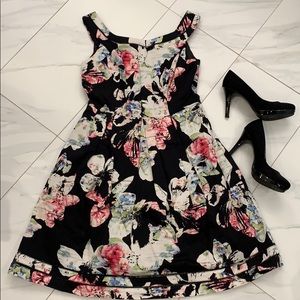 💕☀️WHBM Floral dress size 8 💕☀️